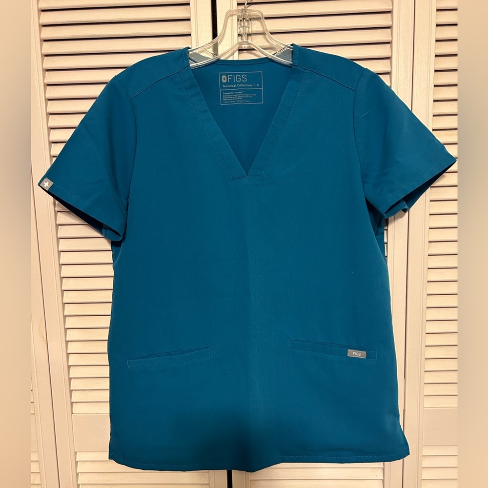 FIGS Women’s Casma 3 pocket Technical Collection Scrub Top, Size S
